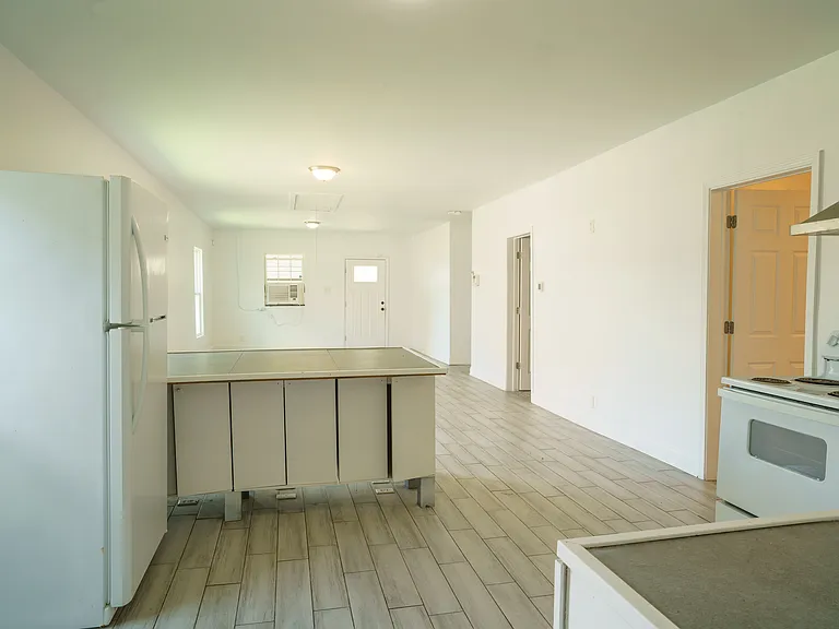 1402 Avenue E — Photo 5