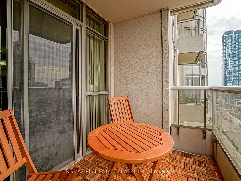 310 Burnhamthorpe Rd W #1704 — Photo 33