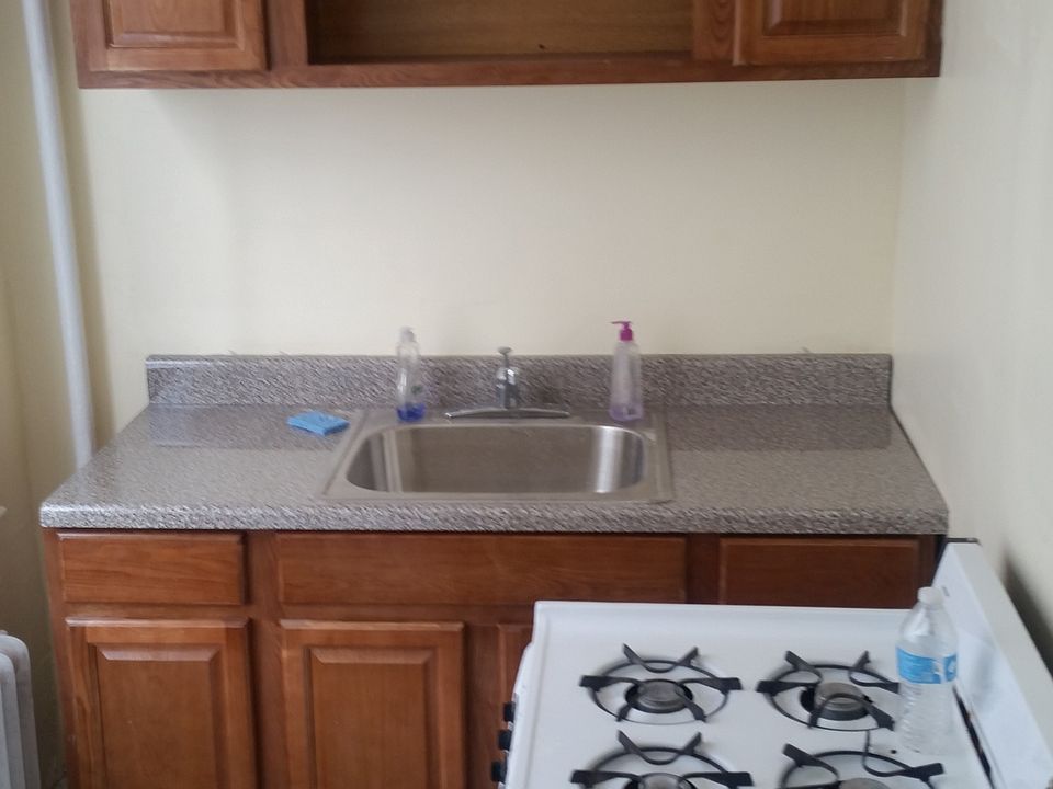 2nd image of 61 E 57th St #1