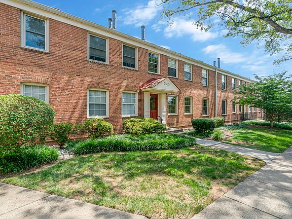 3rd image of 2505 Arlington Blvd APT 102
