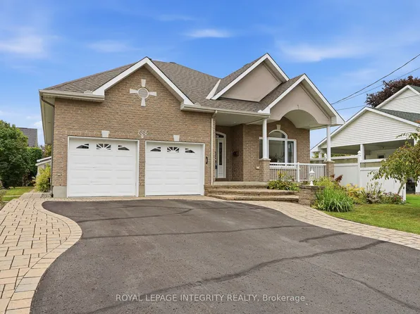 888 Hiawatha Park Rd, Ottawa, ON K1C 3B1