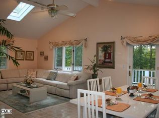 98 Woodhaven Dr, Trumbull, CT 06611