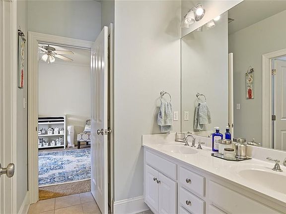 3rd image of 5644 Hawthorne Pl
