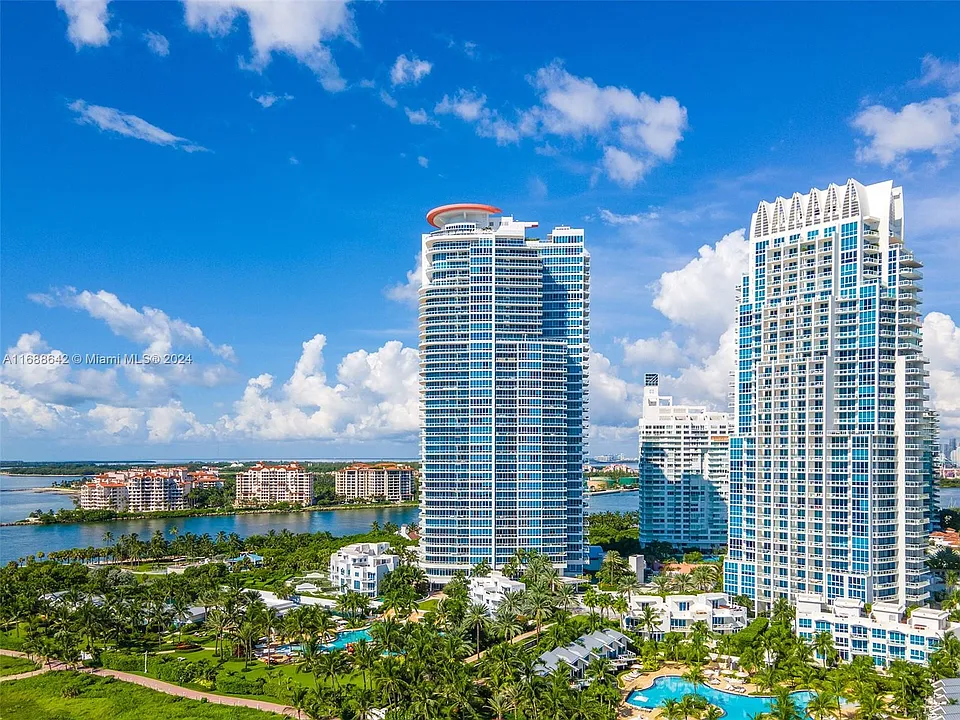 100 S Pointe Dr #2018