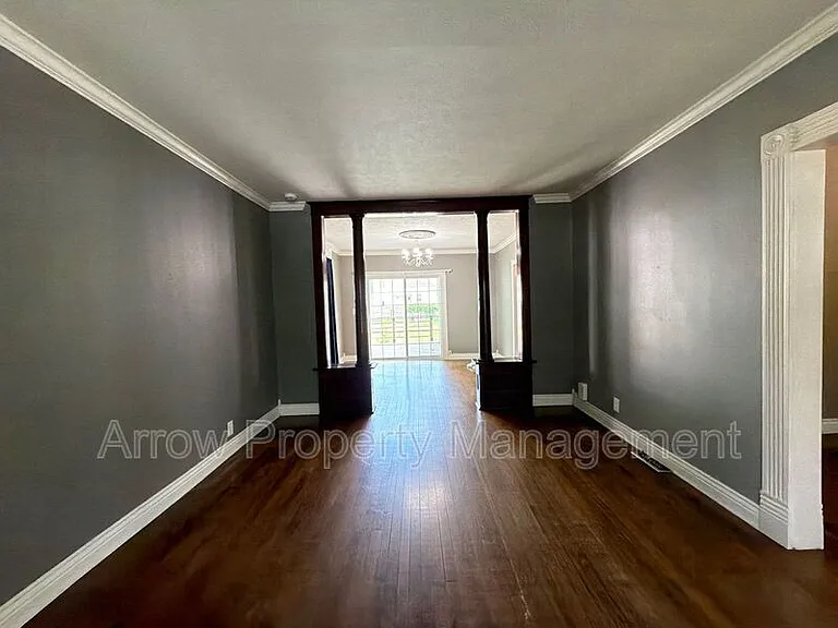 1929 Sumner St — Photo 3