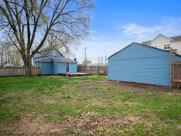 1601 N Webster St — Photo 16