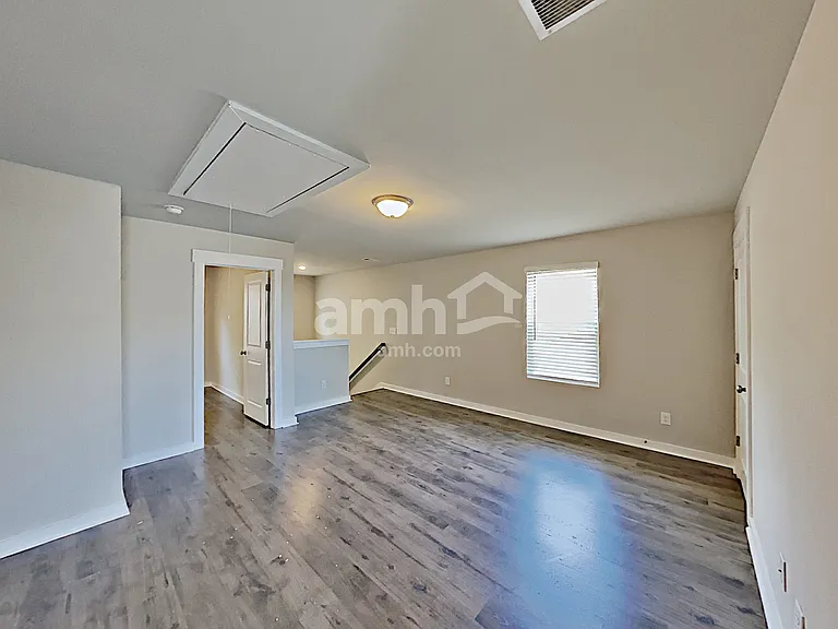 71 Landsdown Xing — Photo 14