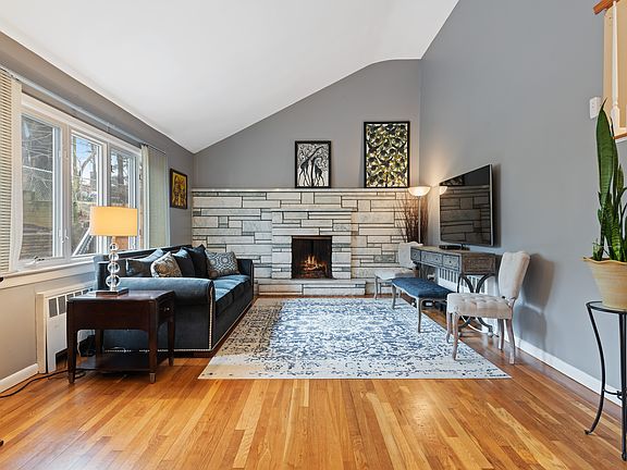2nd image of 830 W Hartsdale Ave