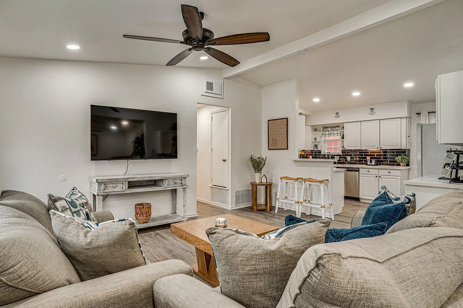 3 bed, 2.0 bath, 1227 sqft, $3,308 — Photo 1