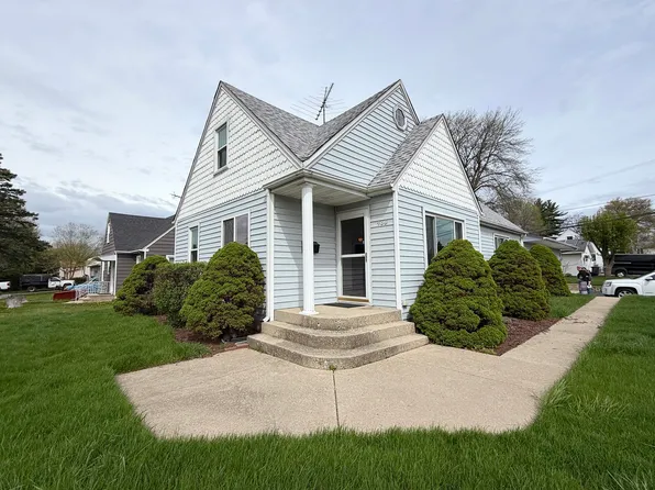 700 Warrior Dr, Round Lake Heights, IL 60073