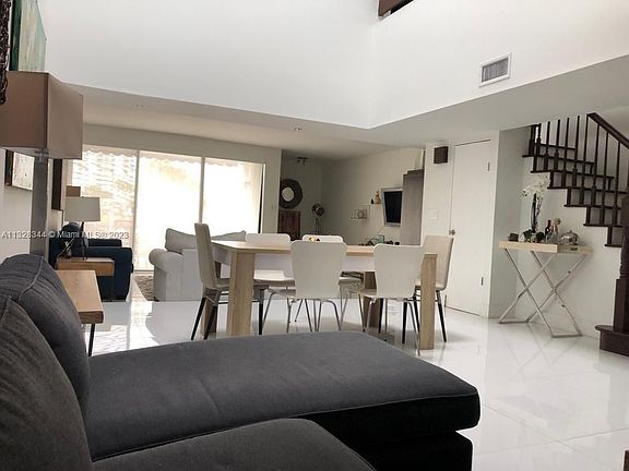 5th image of 336 Poinciana Dr #1008
