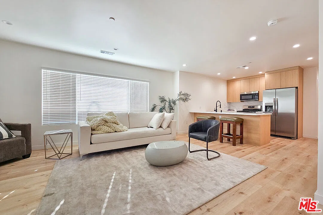4 bed, 3.0 bath, 1385 sqft, $5,495 — Photo 2