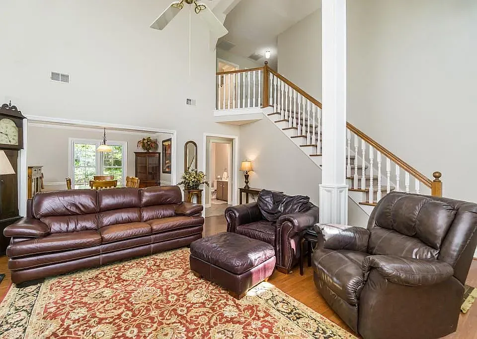 3 bed, 2000 sqft, $2,500 — Photo 2