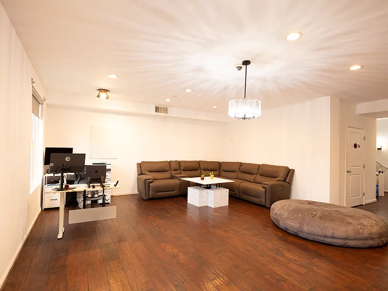 1901 Victoria Ave #105 — Photo 19