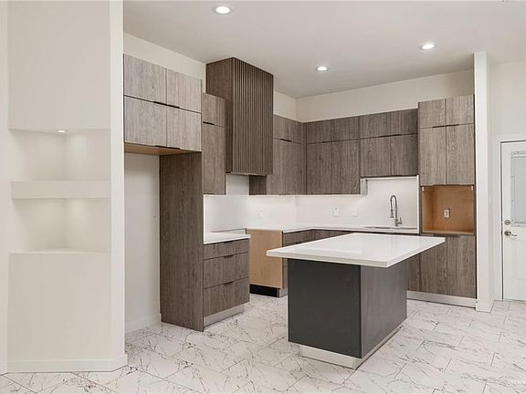 5th image of 230 W Longoria St
