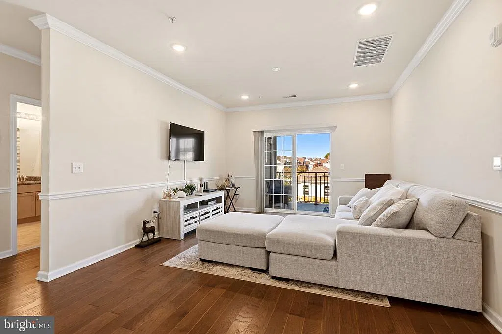 2 bed, 2.0 bath, 1200 sqft, $3,000 — Photo 3