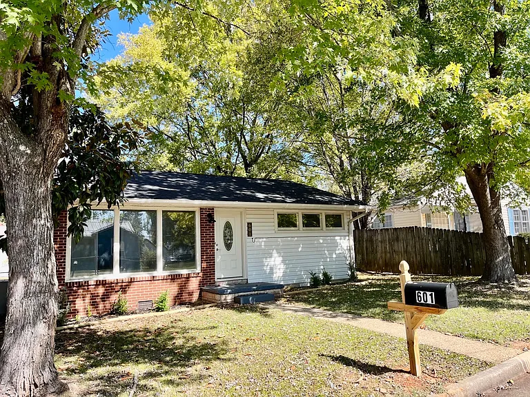 601 Marion Ave — Photo 2