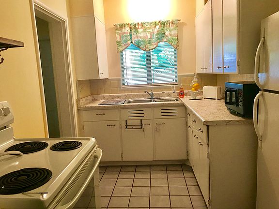 3rd image of 818 Mandalay Ave