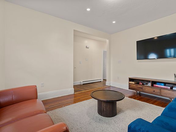 3rd image of 19 Carmen St Floor 2