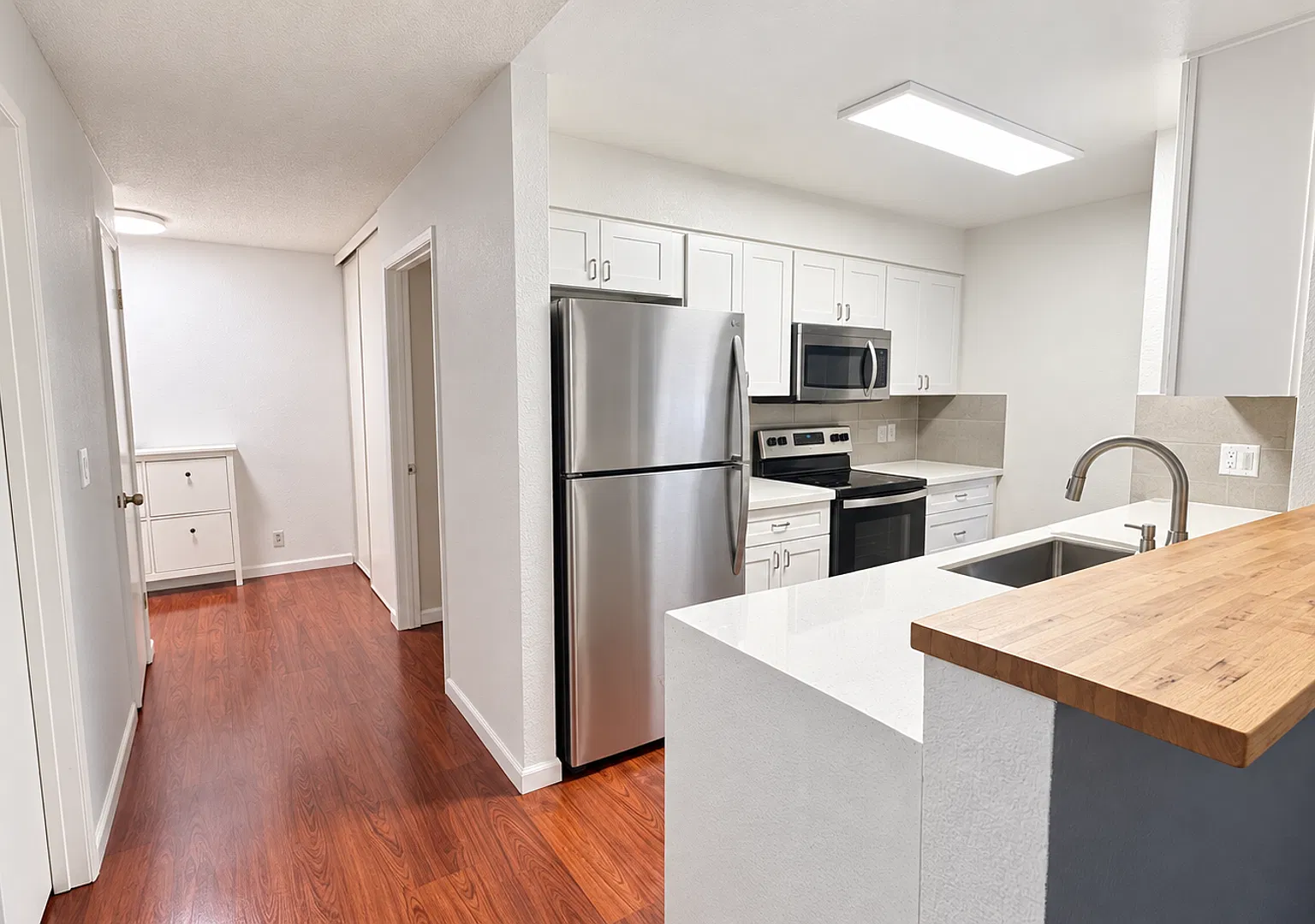 Modern 2BR/2BA End-Unit in Monte Merano | 2 Parking Spaces | Updated Kitchen & Baths | Community ... — Photo 4