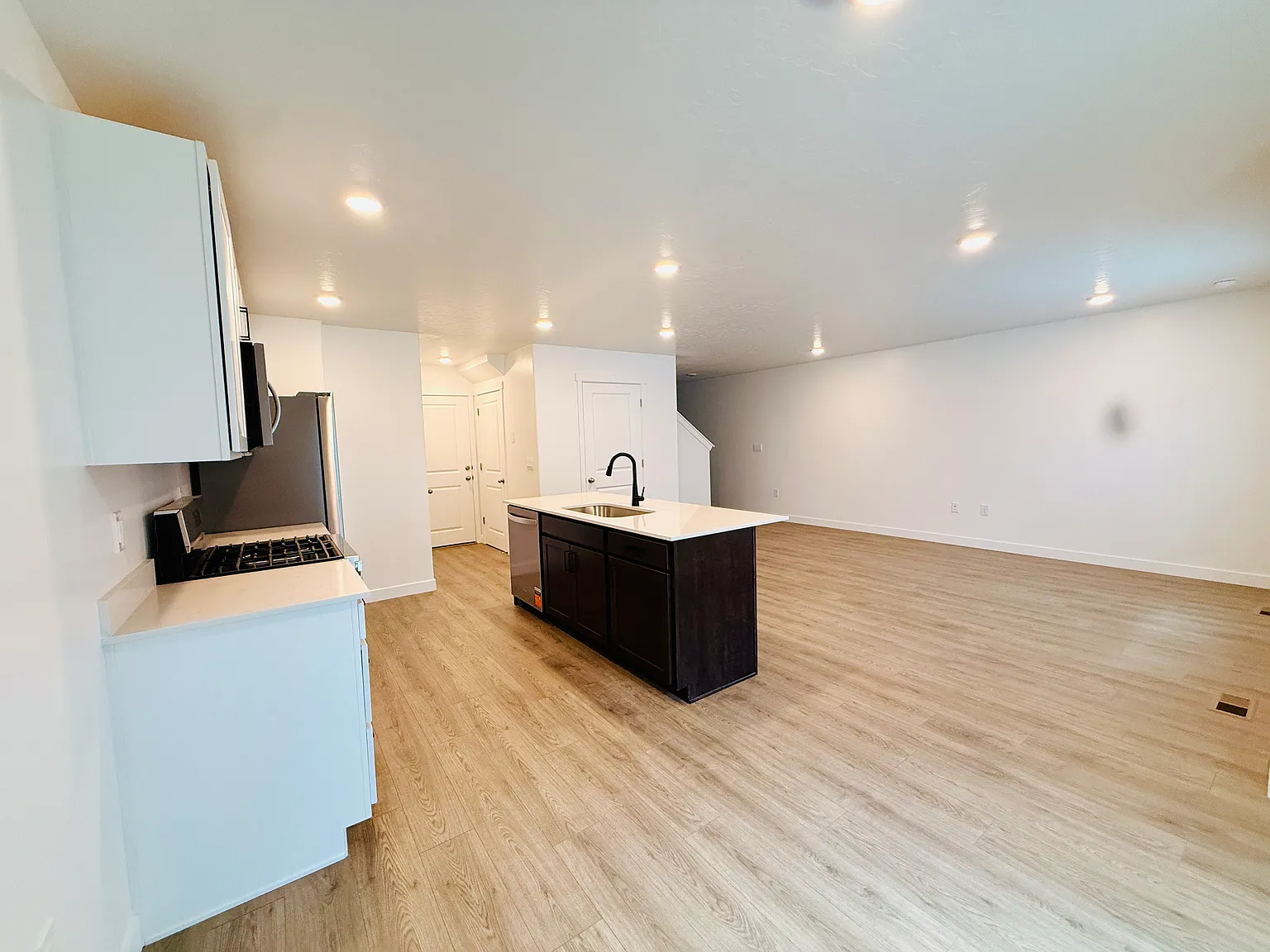 4 bed, 2.5 bath, 2248 sqft, $2,100 — Photo 2