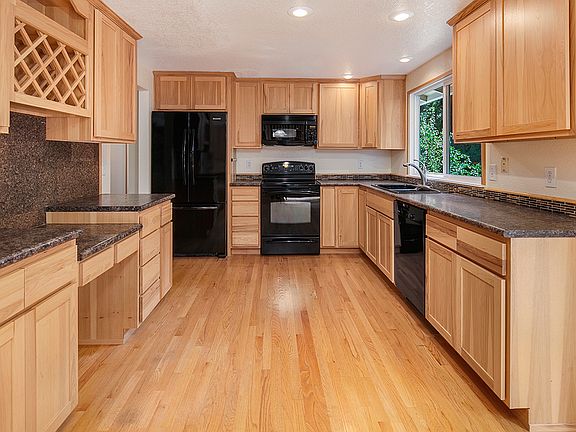 4th image of 15957 176th Ave NE