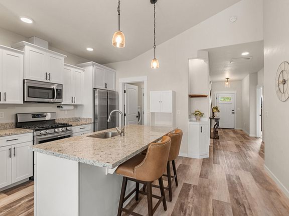 4th image of 692 Kaitlin Ln