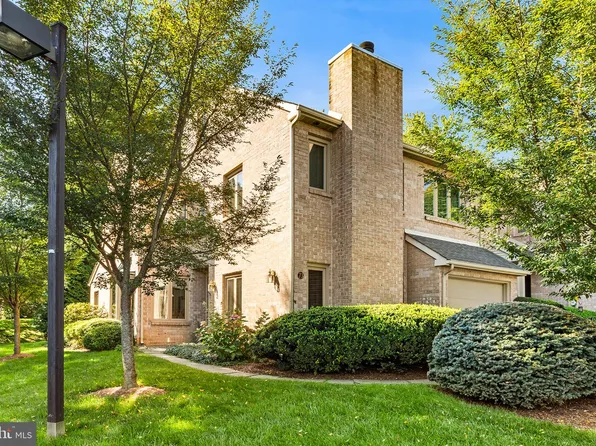 73 Amity Dr, Chesterbrook, PA 19087