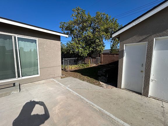 3rd image of 408 E Jacaranda Ave
