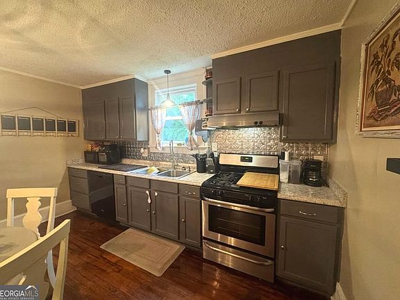 5th image of 254 College St