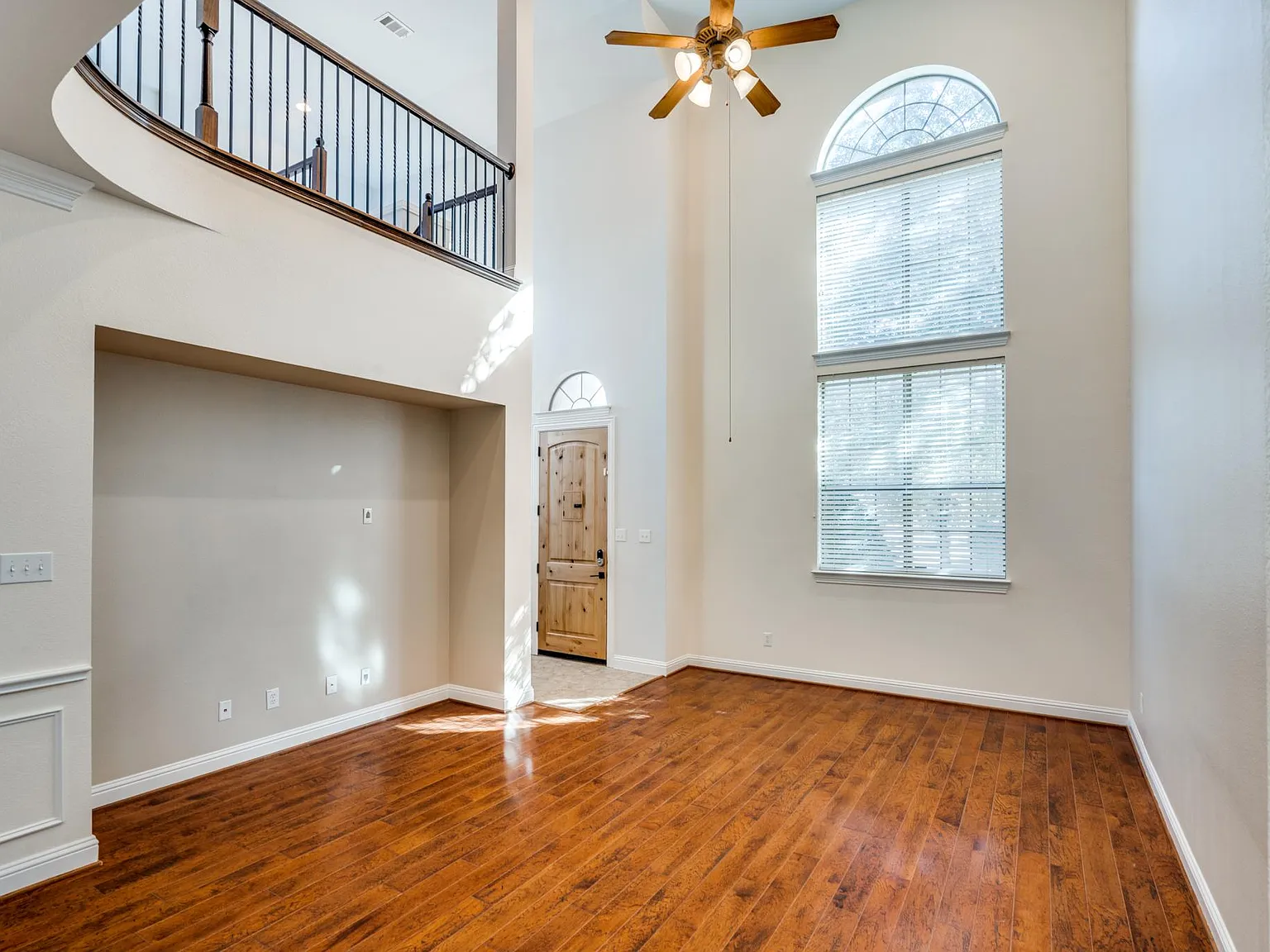 3 bed, 2.5 bath, 2319 sqft, $2,950 — Photo 4