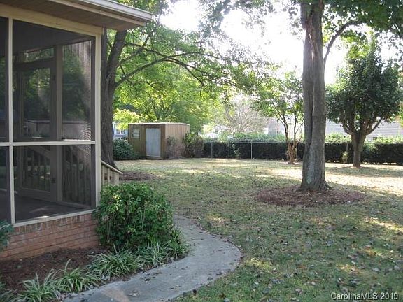 5th image of 1023 Holly Dr