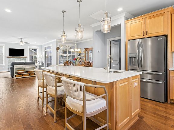 4th image of 324 Maple Springs Dr