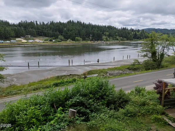 10679 Yaquina Bay Rd, Toledo, OR 97391