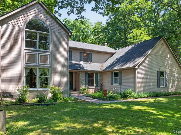1919 Fox Ridge Dr, Howell, MI 48843