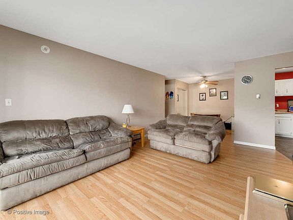 4th image of 16W481 Lake Dr APT 104