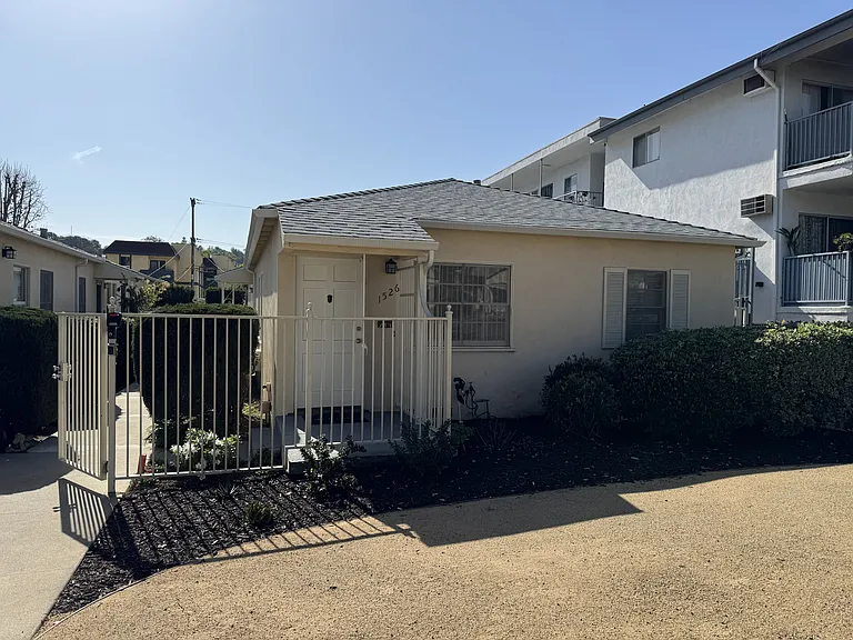1526 Dixon St — Photo 2