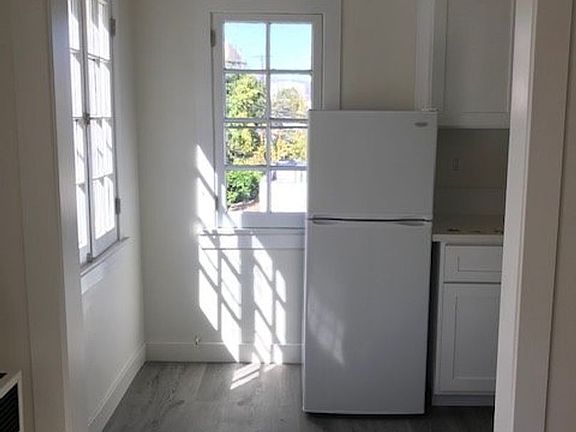 4th image of 127 N Edgemont St #127E11