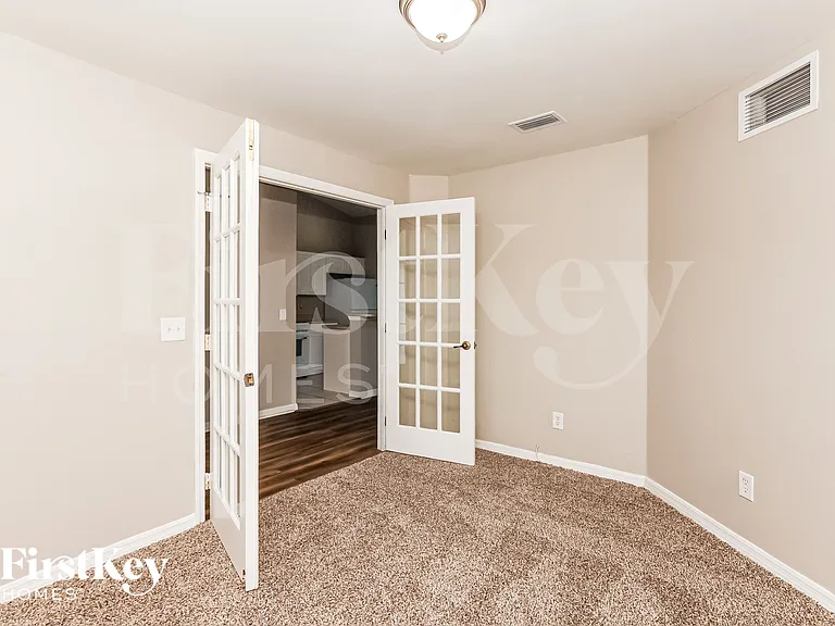 1141 Ebert St E — Photo 10