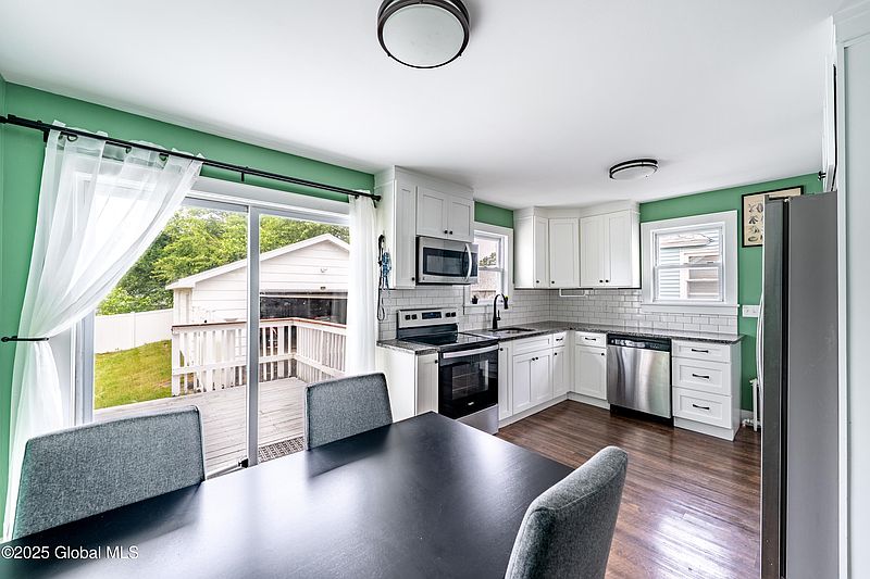 4th image of 107 Frederick Avenue