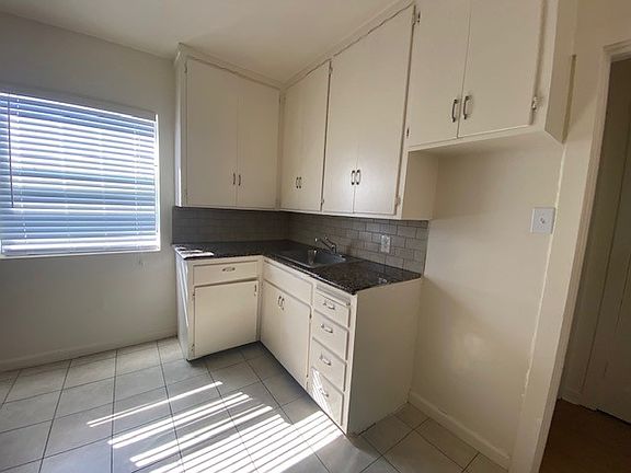 2nd image of 2226 Sutterville Rd APT C