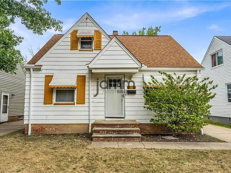 18713 Waterbury Ave — Photo 1