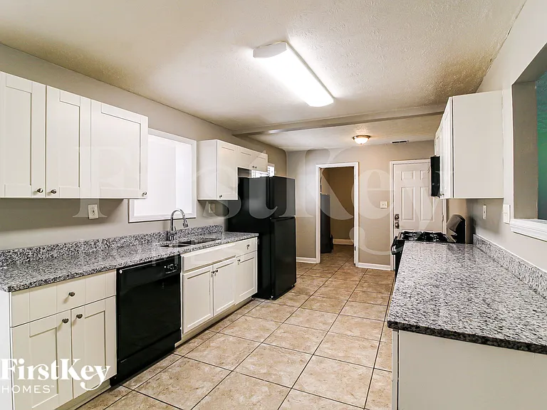 230 Montego Cir — Photo 6