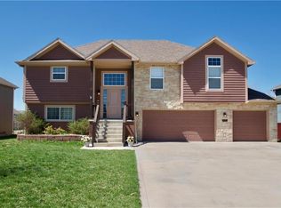 830 N Chestnut Dr, Tonganoxie, KS 66086