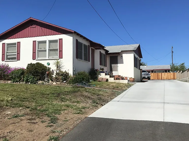 543 Kings Ave — Photo 1