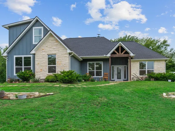 10856 Whispering Oaks Dr, Hearne, TX 77859
