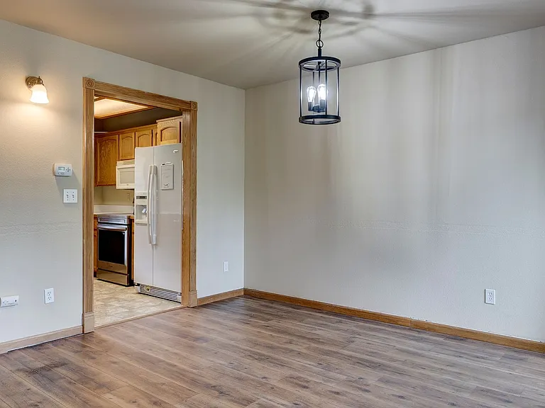 1250 SW Heller St #E1 — Photo 4