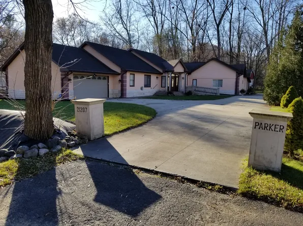 21207 Parker St, Farmington Hills, MI 48336