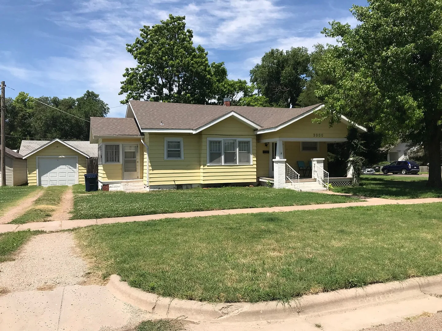 2 Bedroom, 1 Bathroom House with Detached Garage — Photo 1
