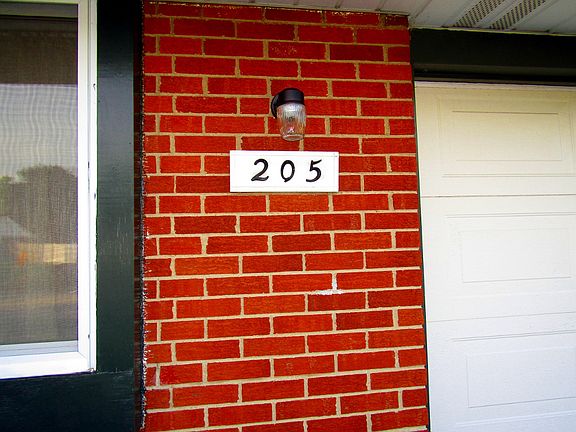 3rd image of 205 Silverstone Dr